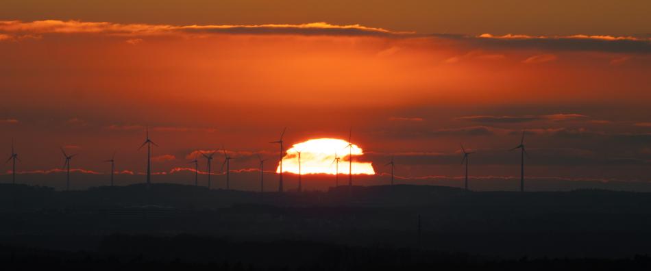 Windräder bei Sonnenuntergang