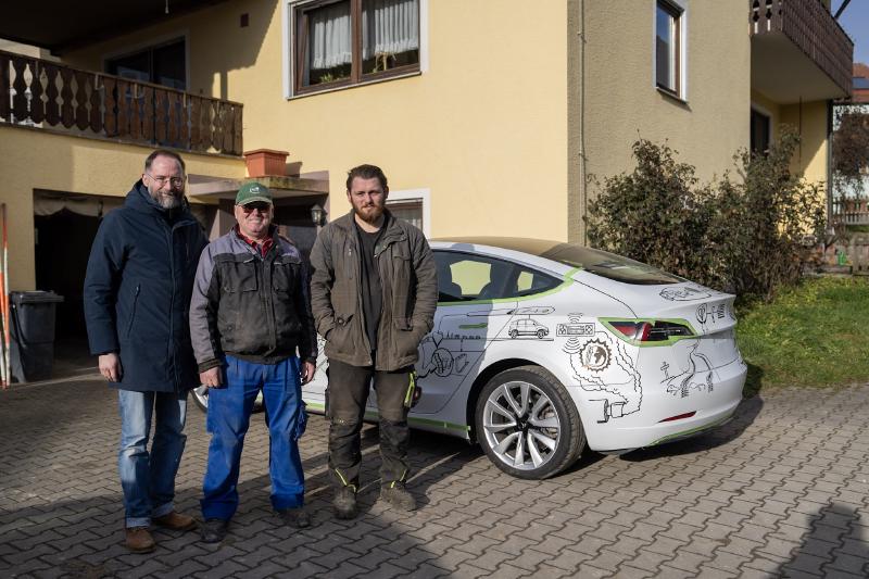 Papa Niedermayer (Mitte) hat Spaß